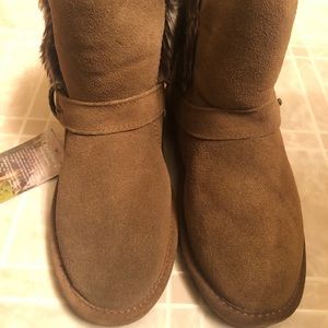 Brand New! Girls BearPaw Boots. Size 4, brown.